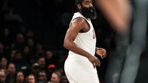 李霄鹏离职概率高：足球资讯曝料称其或主动提出辞职