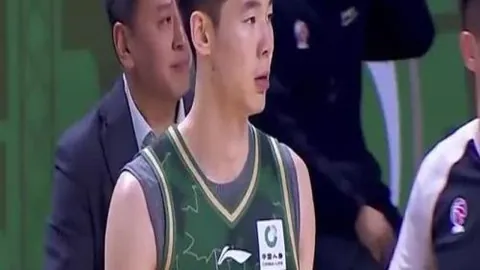 足球传奇马拉多纳逝世，C罗哀悼致敬